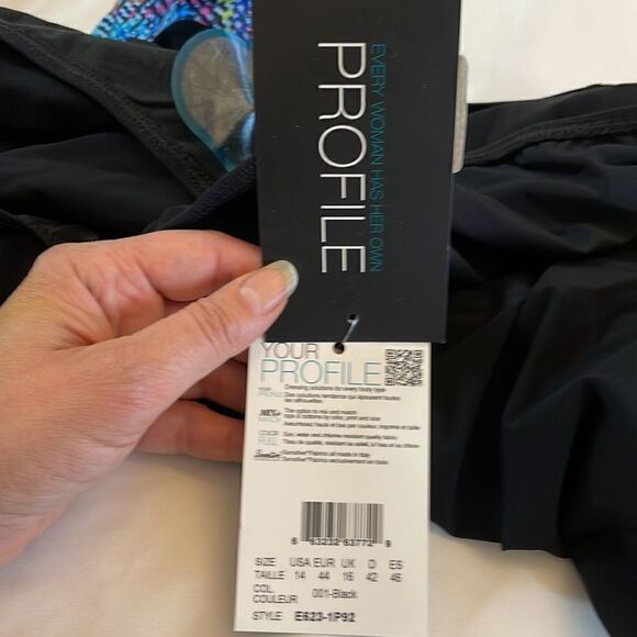 PROFILE BY GOTTEX SKIRT WITH BUILT IN BIKINI.  FLOWY MULTI COLORED TRIM.… - Picture 7 of 9